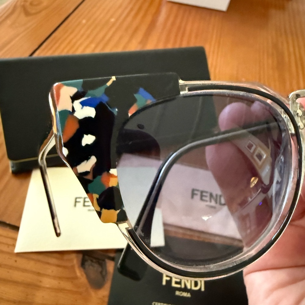 Fendi sunglasses with case, certificate and cloth - Picture 4 of 5